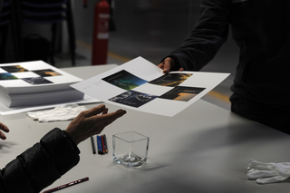 Fuoco, Aria, Acqua, Terra (Mondi nascosti), Consegna di un multiplo firmato, Photo © Stefano Moretti