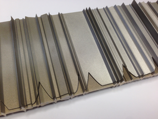 Character, Suzzara, 20 novembre 2019
Incontro tra Silvia Hell, Alessio Casalaschi, Dario Savazzi e Marco Panizza per visionare il campione in miniatura e valutare la scelta e finitura del materiale finale.

Dettaglio del campione