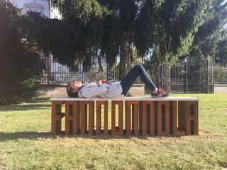 Fannònnola, L'artista Sabrina D'Alessandro distesa sull'opera, Photo © Marco Panizza