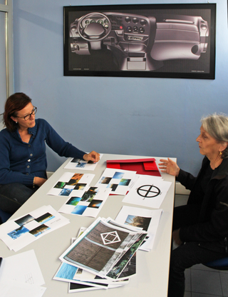 Fuoco, Aria, Acqua, Terra (Mondi nascosti), Egizia Lupatelli (responsabile risorse umane) e Carla Della Beffa in riunione., Photo © Marco Panizza
