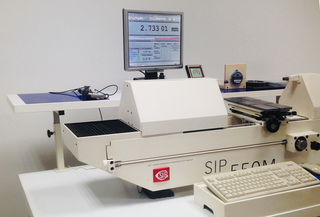 Misuratore d'incertezza, Pegognaga, 27 agosto 2019

Incontro tra Silvia Hell e Stefano Gorni con finalità conoscitive e di approfondimento per avvicinarsi alle tecnologie del laboratorio.

Il laboratorio di taratura strumenti "Metrologia"

Centro Tecnologico Arti e Mestieri è dotato di un laboratorio interno di controllo e taratura strumenti di misura.
Una struttura con queste specifiche può rispondere in modo adeguato alle esigenze di un'impresa con lavorazioni meccaniche per mantenere elevata la qualità della produzione.

ATTREZZATURE PER MISURAZIONI DI LUNGHEZZA
• Macchina monoassiale SIP 550M con risoluzione di 0,01 µm