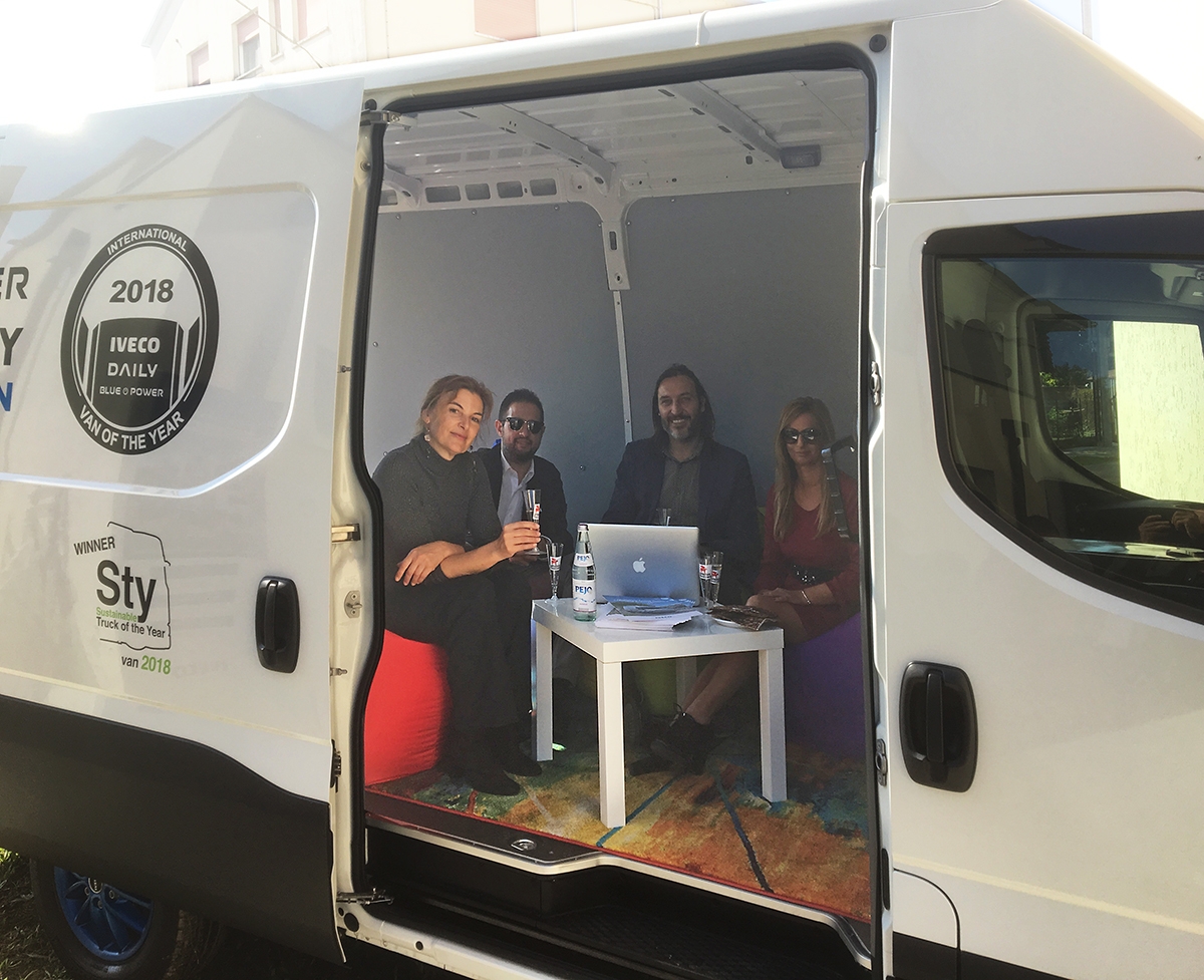 IVECO S.p.A., Presentazione del progetto L'arte delle piante, del collettivo artistico Eterotopia composto da Susanna Baumgartner e Massimiliano Cecchetto durante la prima giornata delle porte aperte del 50º Premio Suzzara.
Sul Daily da sinistra Susanna Baumgartner, l'ing. xxx, Massimiliano Cecchetto e la dott.ssa xxx., Photo © Marco Panizza