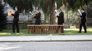 Fannònnola, Quest'immagine con la banda (Dipartimento Rinascita Psicovocale) ritrae un momento della performance «parata ordinaria dell'Ufficio Resurrezione» realizzata sempre da Sabrina D'Alessandro e documentata dal video Ufficio Resurrezione, Archivio IX girato dall’autrice e prodotto da Paxxion. La performance si è tenuta a Suzzara il 7 ottobre 2018., Photo © Sabrina D'Alessandro